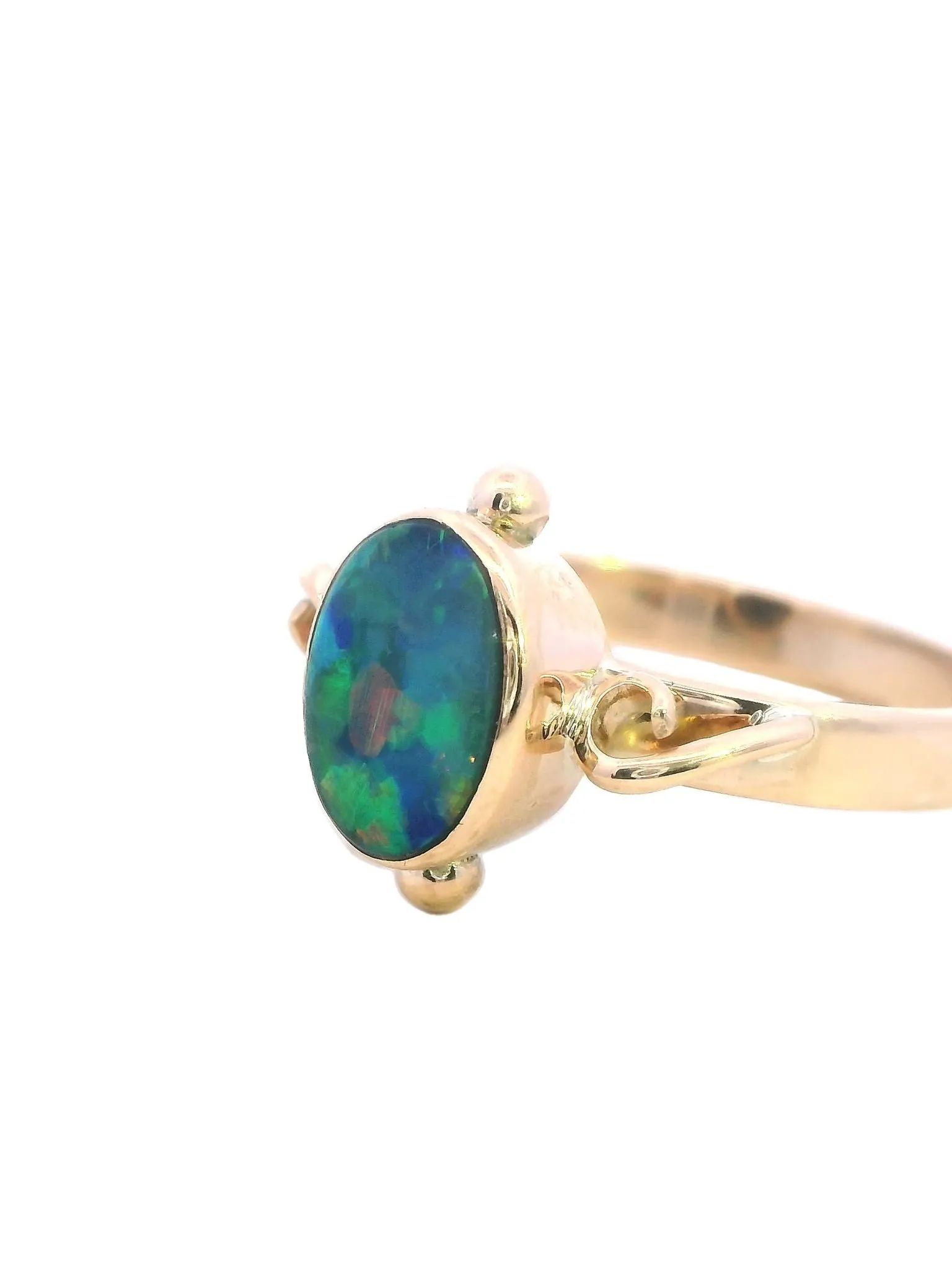 Mesmerizing Yellow Gold Opal Ring with Enchanting Play of Colours