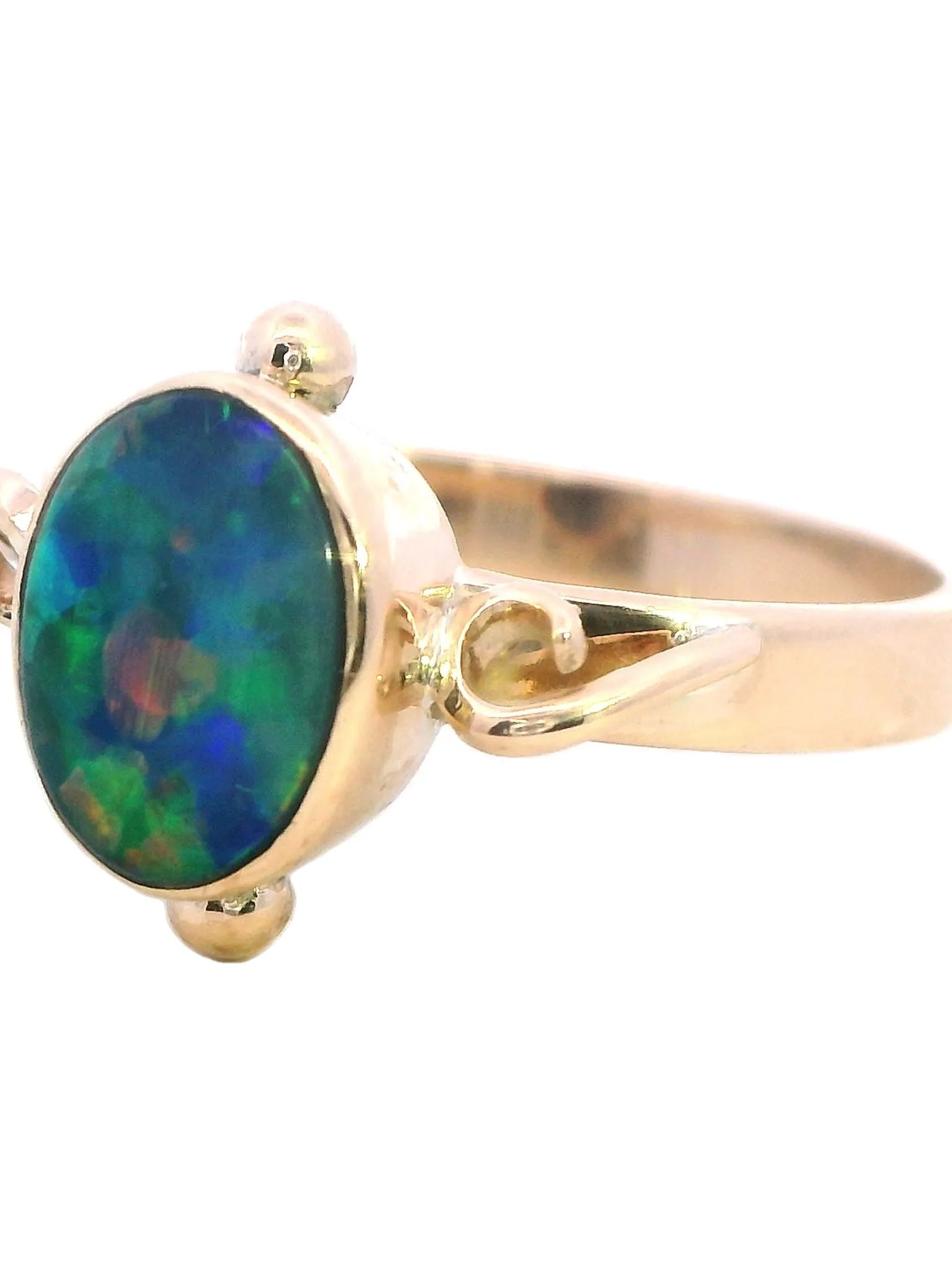 Mesmerizing Yellow Gold Opal Ring with Enchanting Play of Colours